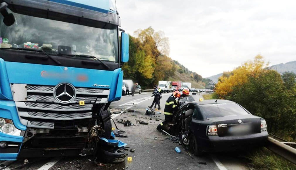 Un șofer a murit după coliziunea dintre un camion și un autoturism