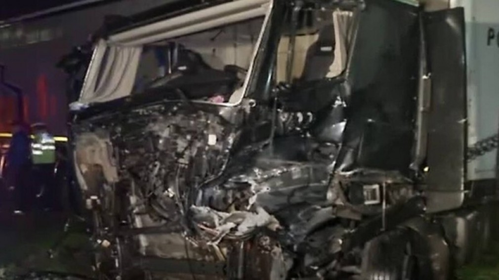 Camion, lovit de un tren, după ce GPS-ul l-a îndrumat greșit pe șoferul profesionist