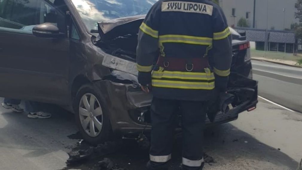 UN SUV s-a pus cu un camion. A ieșit șifonat