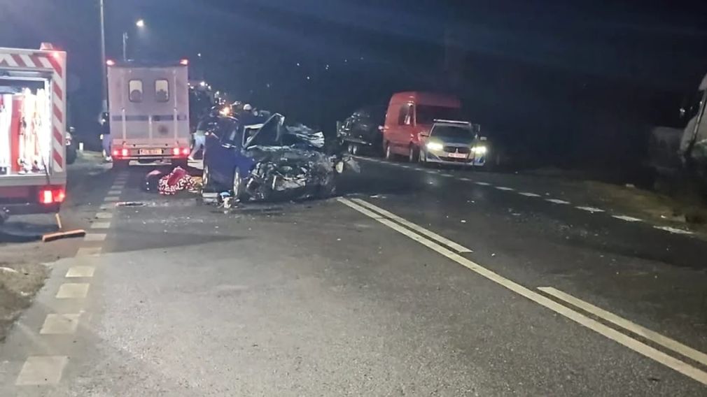 Un tânăr a murit şi 4 persoane au fost rănite după impactul cu un camion