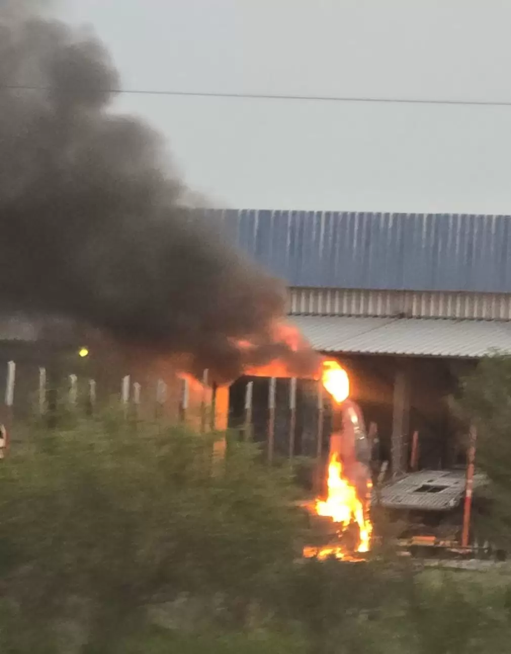Momente dramatice. Un camion a luat foc în timp ce era parcat