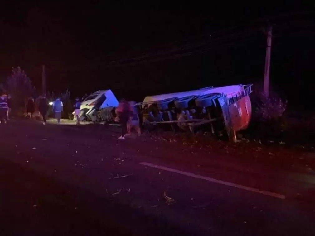 O mașină a intrat într-un camion și l-a răsturnat