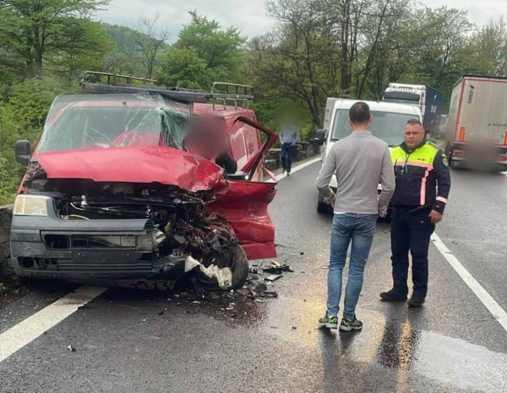 Un camion s-a ciocnit cu un microbuz. Este și un rănit