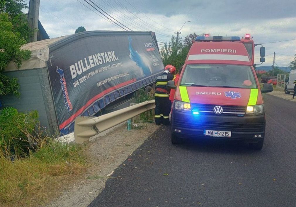 Un camion a lovit un cap de pod. Șoferul și un pieton, răniți