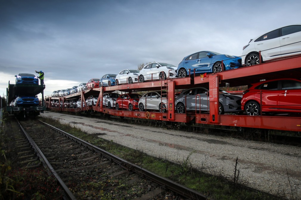 Promisiune „reîncălzită”: Mașini puse în trenuri spre graniță