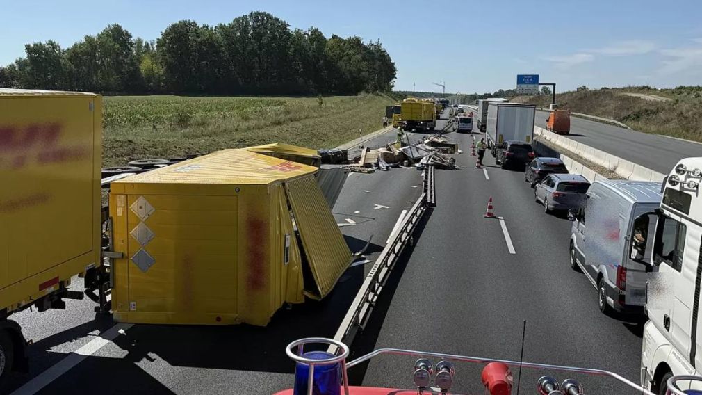 Un camion s-a răsturnat și a blocat autostrada din Germania