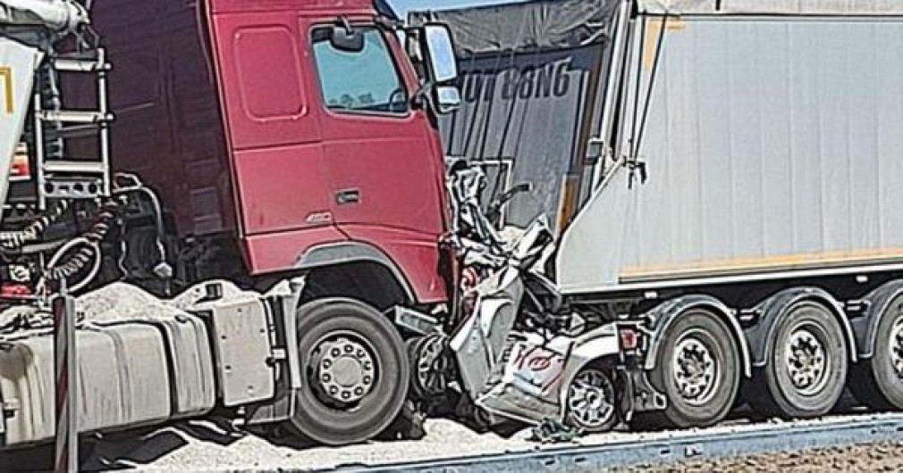 Patru persoane, aflate într-un autoturism, au murit zdrobite între două camioane