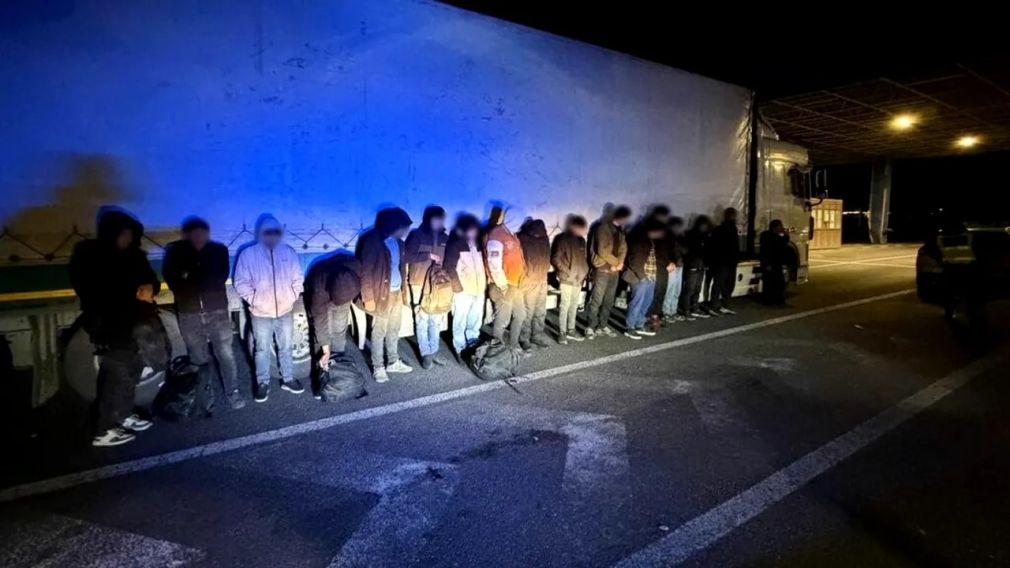 16 migranți din Irak și Siria, descoperiți într-un camion la Nădlac