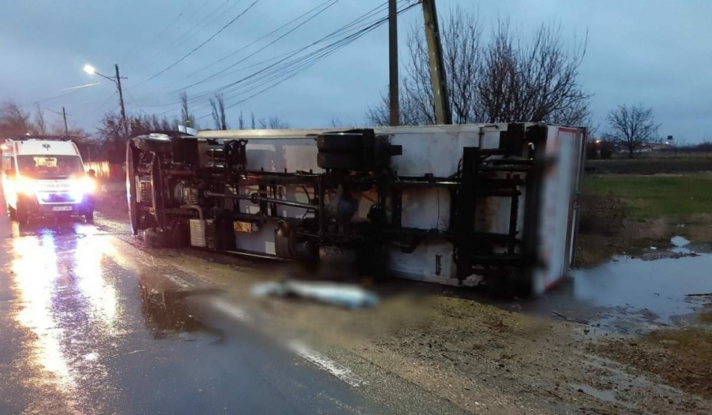 Dâmboviţa: Camion, răsturnat după ce a ucis un pieton