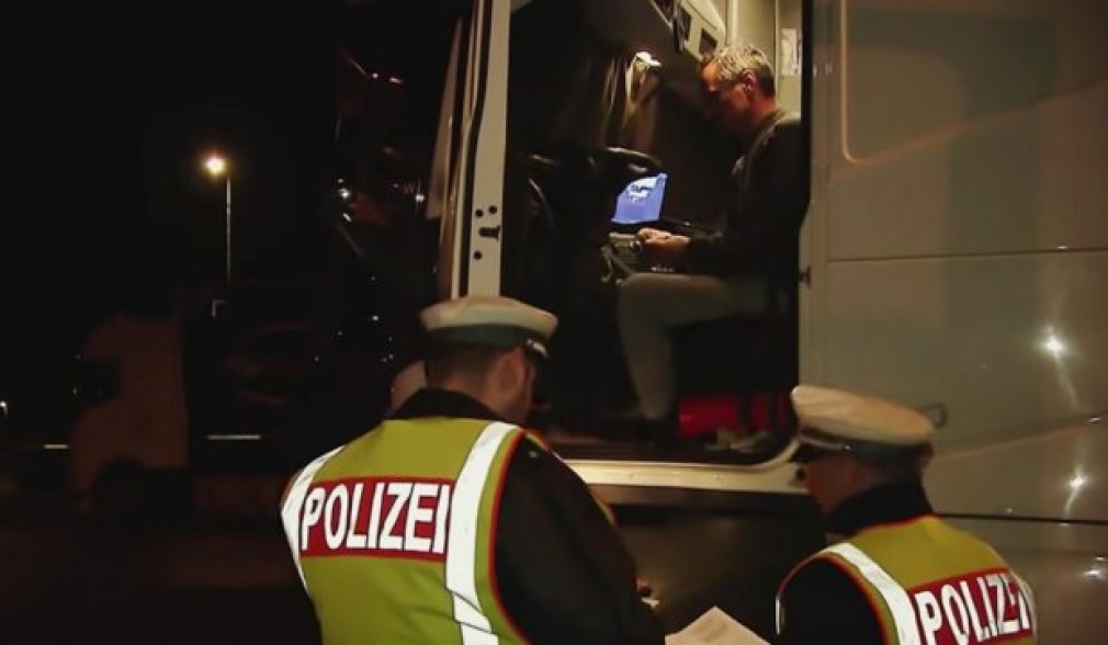 Poliția germană l-a lăsat fără acte pe un șofer român de camion. Era băut într-o parcare
