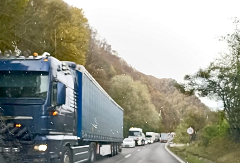Un camion a agățat un cablu de electricitate pe Valea Oltului