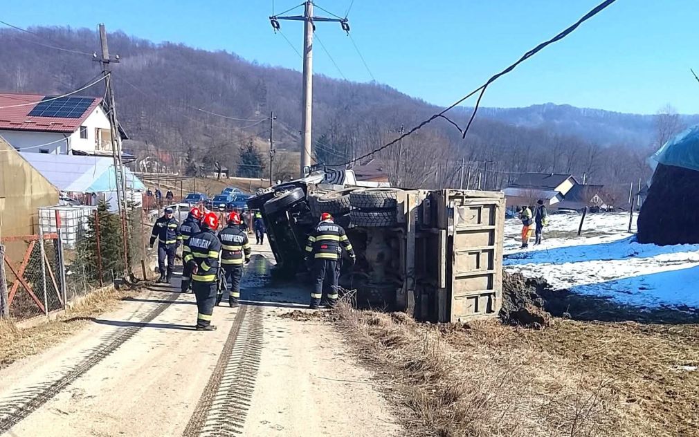 Camion răsturnat. Șoferul e la spital