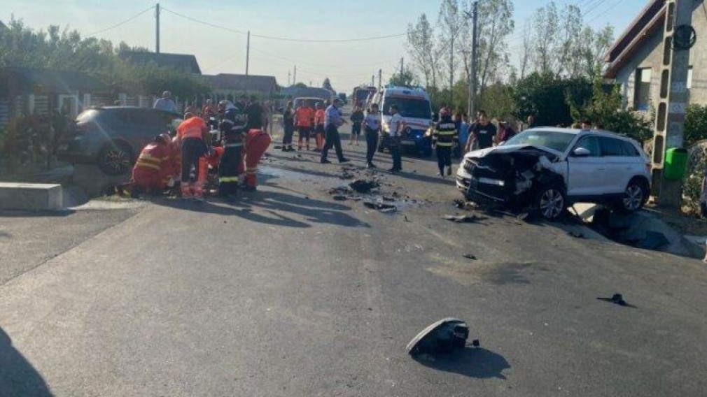 Trei mașini și un camion, implicate în accident în Argeș