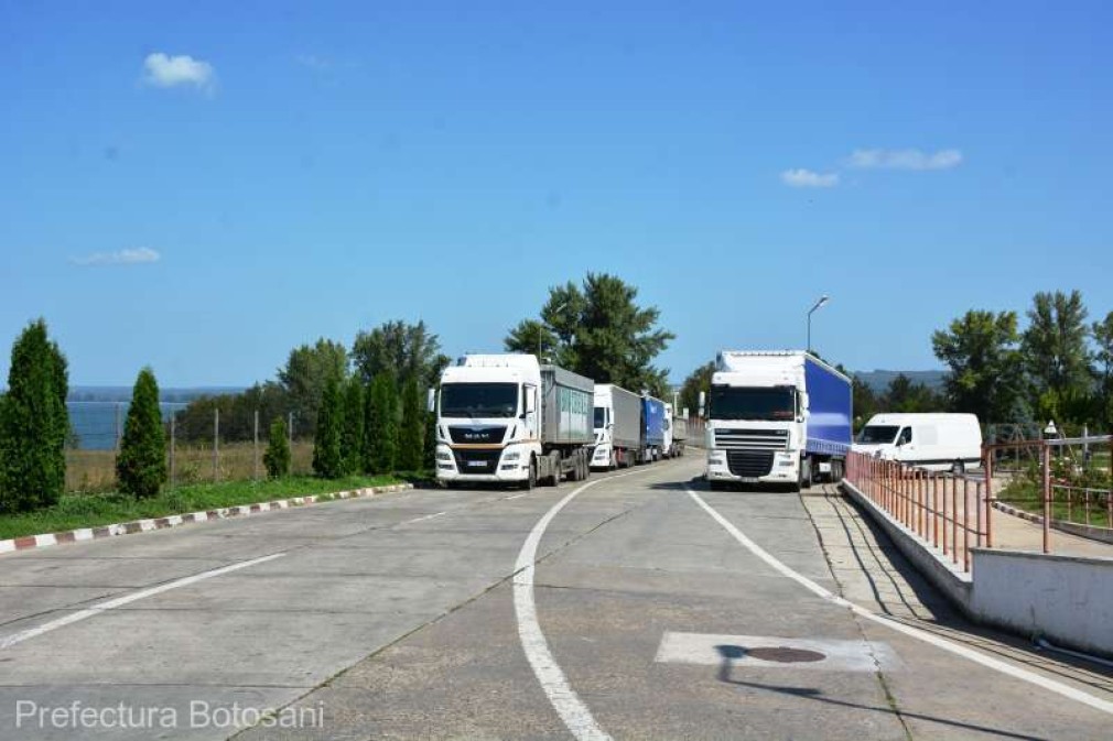 Aproximativ 190 de camioane aşteaptă să intre în România, prin PTF Stânca-Costeşti