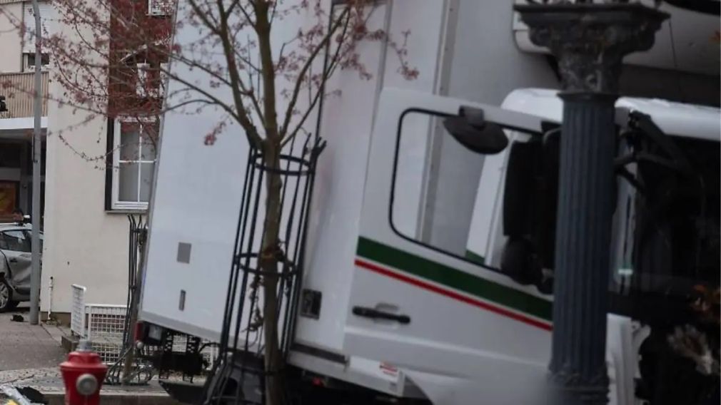 Camion scăpat de sub control intră pe trotuar și ucide o mamă și un copil