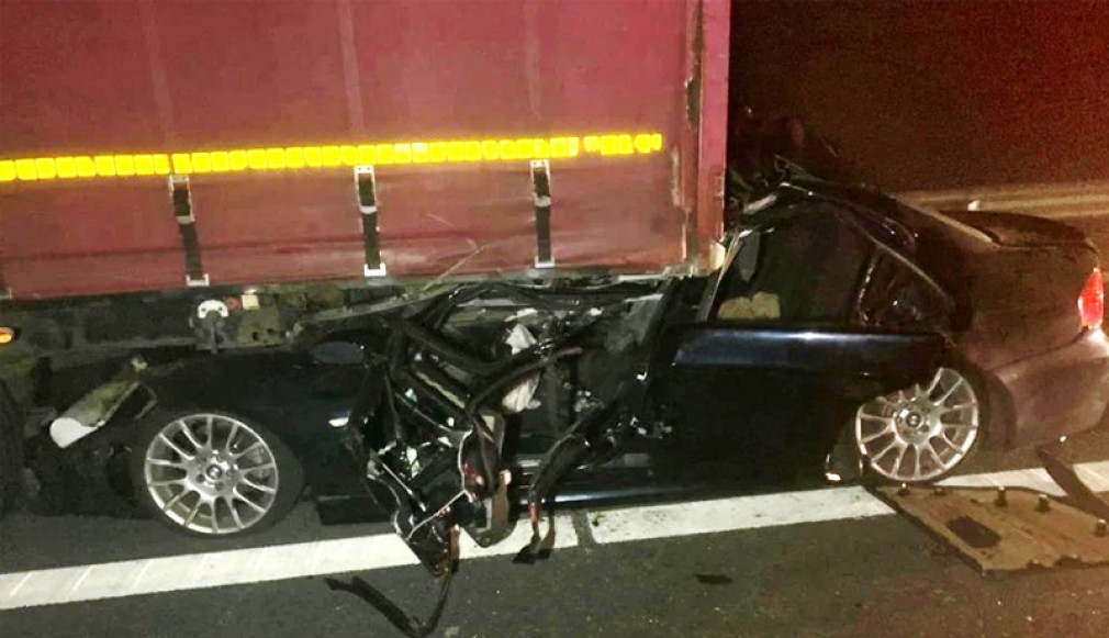 Moartă pe A1. O șoferiță de 25 de ani a intrat cu un BMW sub un camion