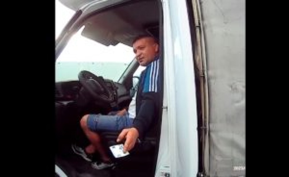 VIDEO. Un șofer profesionist român a încercat să îi dea polițistului o șpagă de 20 de euro