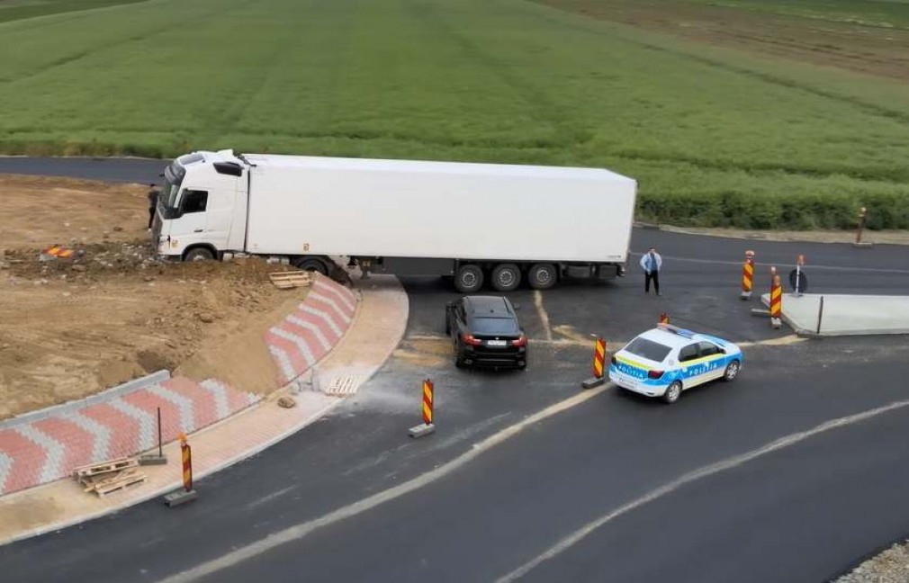 VIDEO Camion puternic avariat după ce s-a urcat pe sensul giratoriu