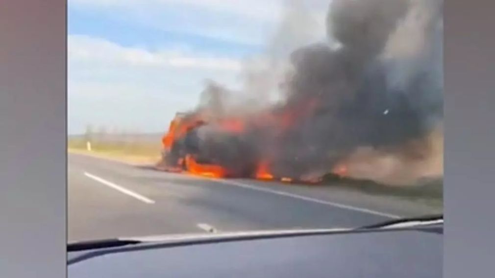 Un camion cu lemne a ars până la ultima coajă