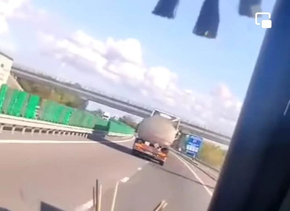 VIDEO Un șofer ucrainean transporta motorină și circula haotic pe autostradă