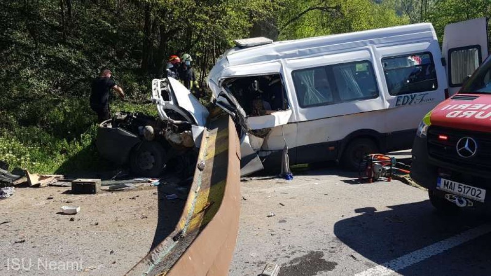 Camionul care a provocat accidentul cu 2 morţi şi 3 răniţi transporta un utilaj agricol