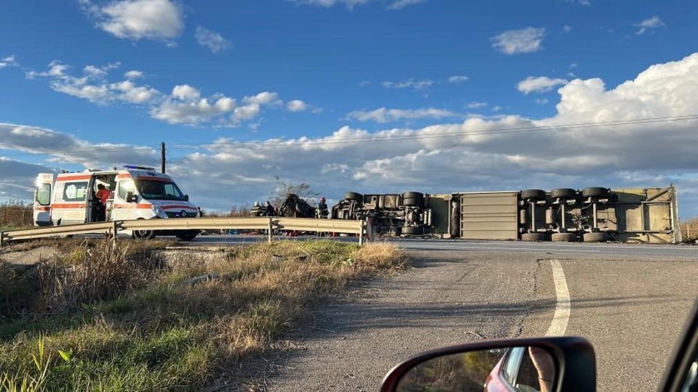 Un camion s-a răsturnat după impactul cu un BMW