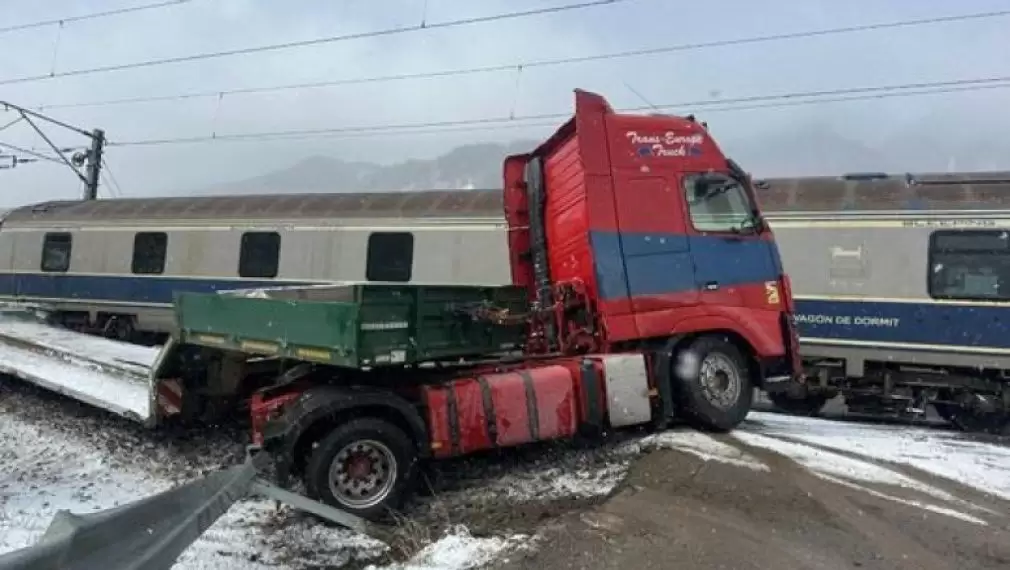 Un camion a fost lovit de un tren cu sute de pasageri