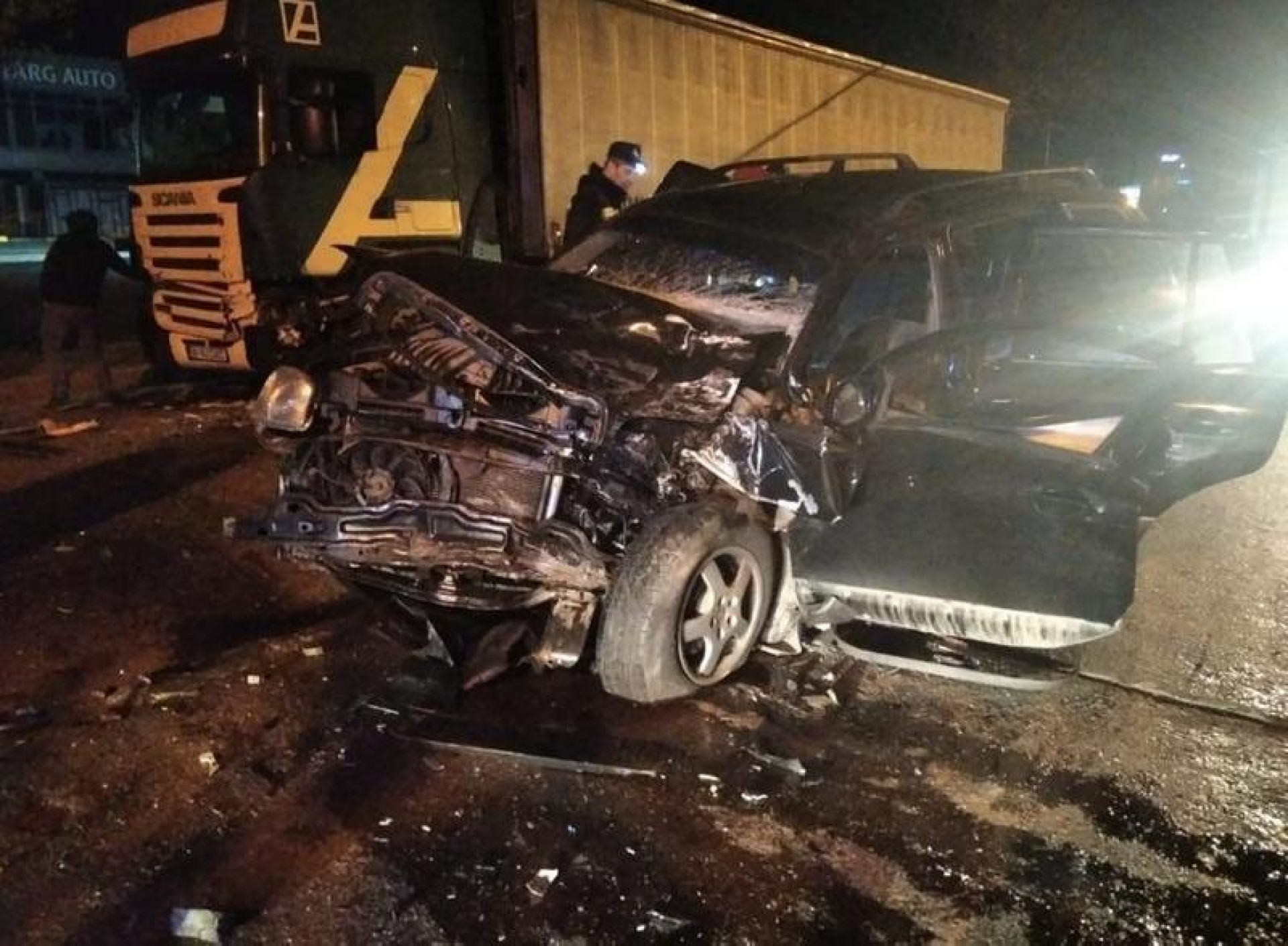 O șoferiță a intrat în viteză cu SUV-ul într-un camion staționat pe centura Vasluiului
