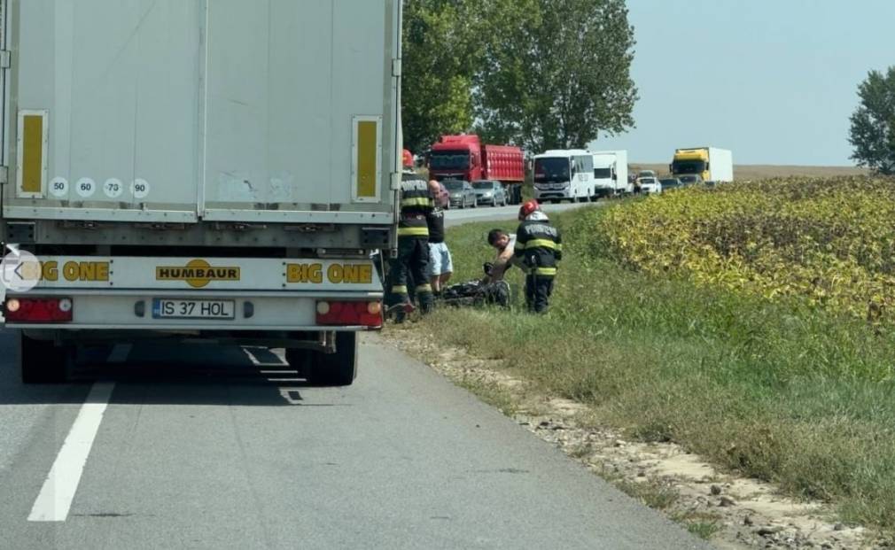 O tânără care conducea o motocicletă, spulberată de un camion