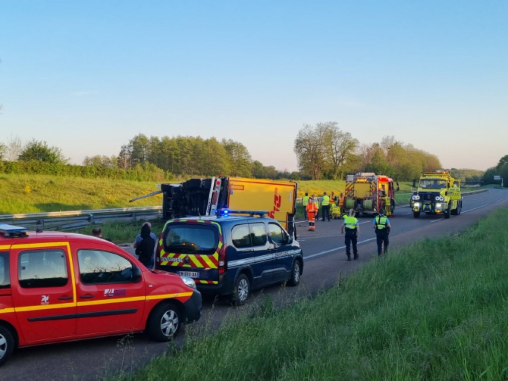 Șofer român de camion, salvat de colegi după ce s-a răsturnat în Franța