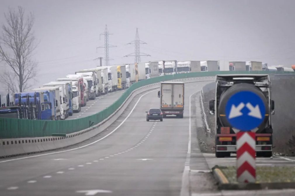 Şofer român de camion, cercetat pentru trafic de migranţi.