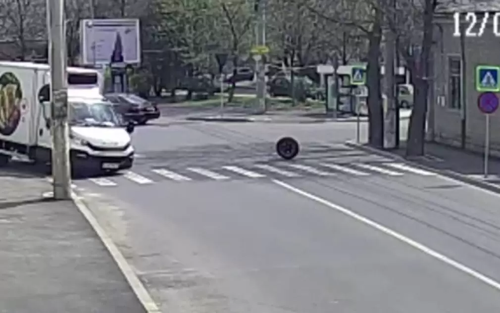 VIDEO Un camion de marfă rămâne fără o roată într-o intersecţie din Buzău