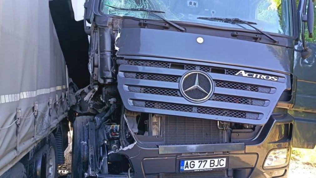 DN7 este blocat, după ce un camion a intrat într-o coloană de mașini