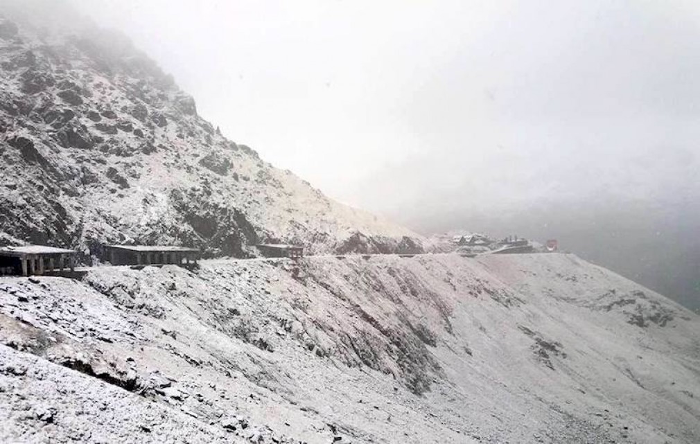 VIDEO Prima ninsoare pe Transfăgărășan. Drumul se închide la 1 noiembrie