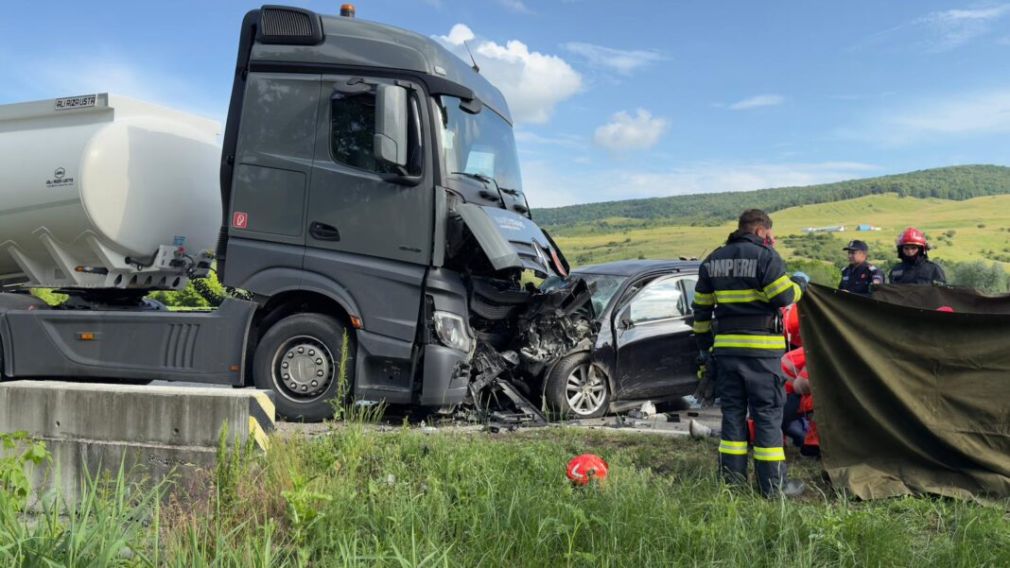 Impact violent - Un autoturism a intrat frontal într-un camion