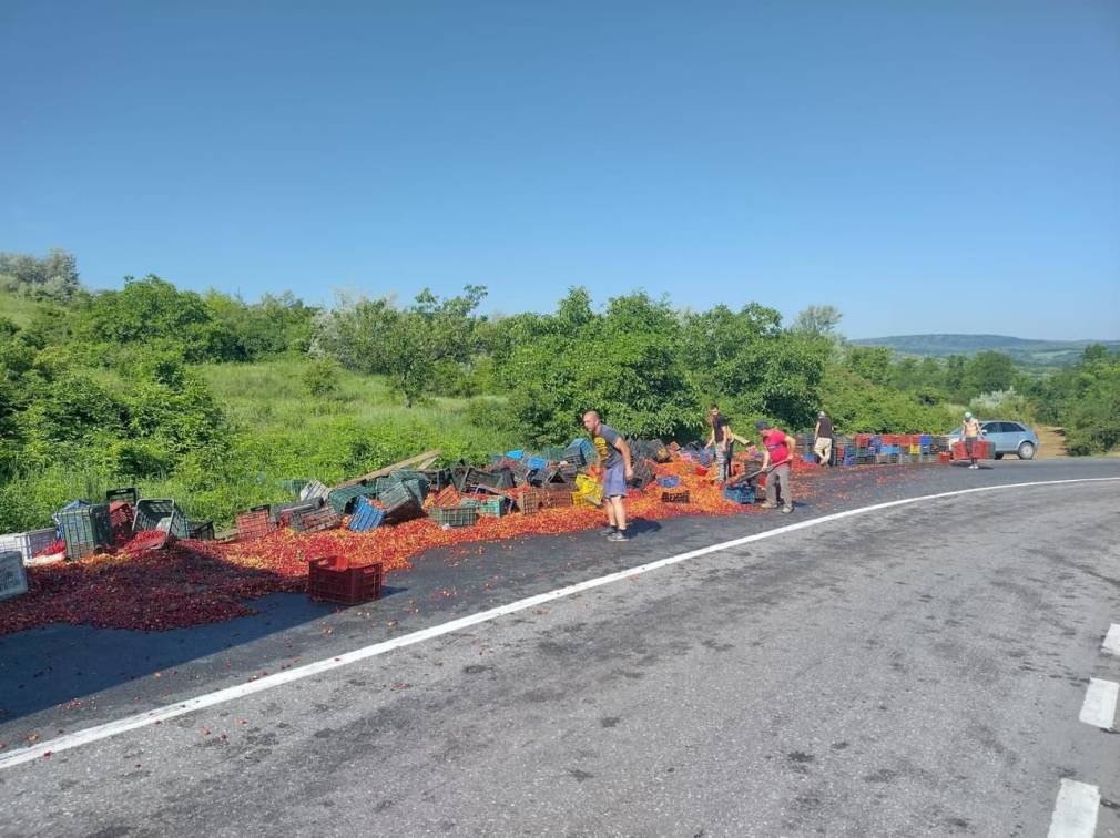 Iași. Un camion plin cu cireşe s-a răsturnat