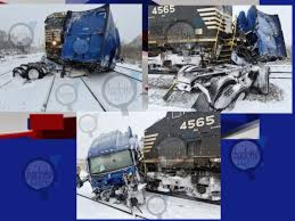 Un tren de marfă a lovit un camion care rămăsese blocat pe șinele de cale ferată