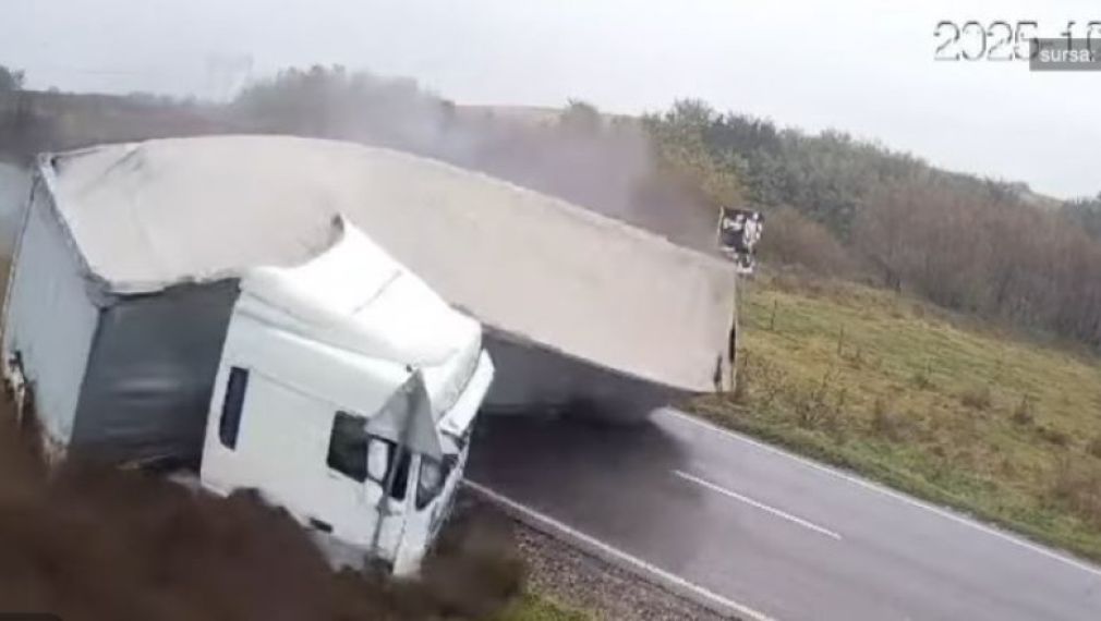 VIDEO Doi oameni au murit după ce un camion „a ras” un autoturism