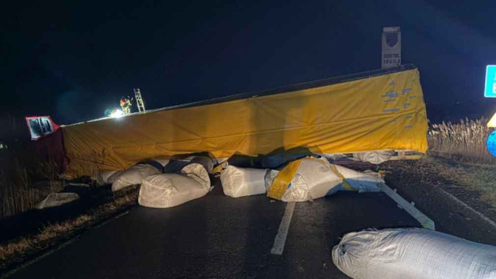 Camion cu 49 tone de sare de potasiu răsturnat la Brăila