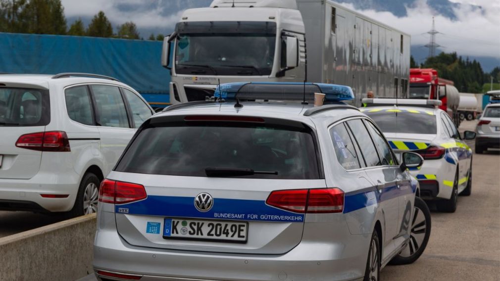 Un șofer român de poliție a fugit de poliție trecând pe roșu. Avea probleme la tahograf