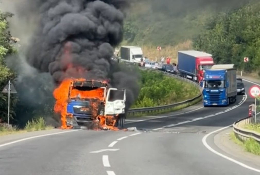 VIDEO Camion în flăcări pe DN1 după o defecțiune la motor