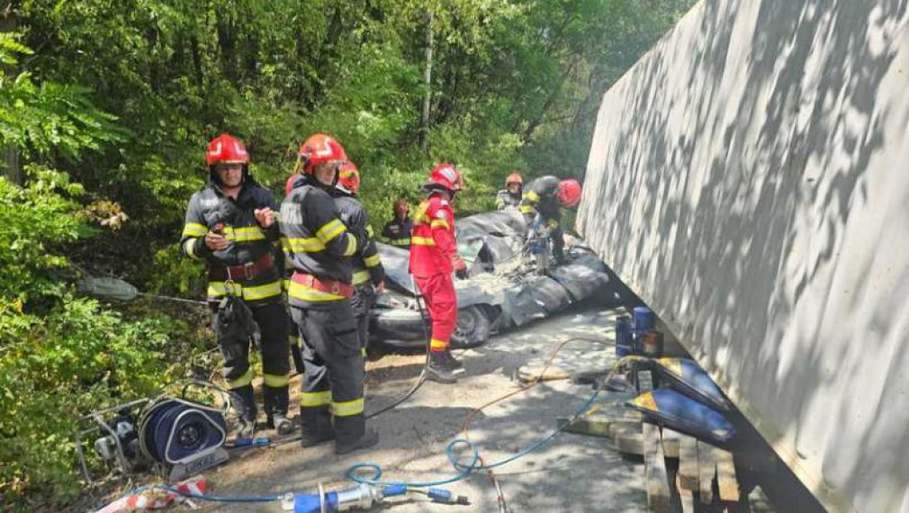 Un container dus de un camion a căzut peste o mașină. Avem un mort