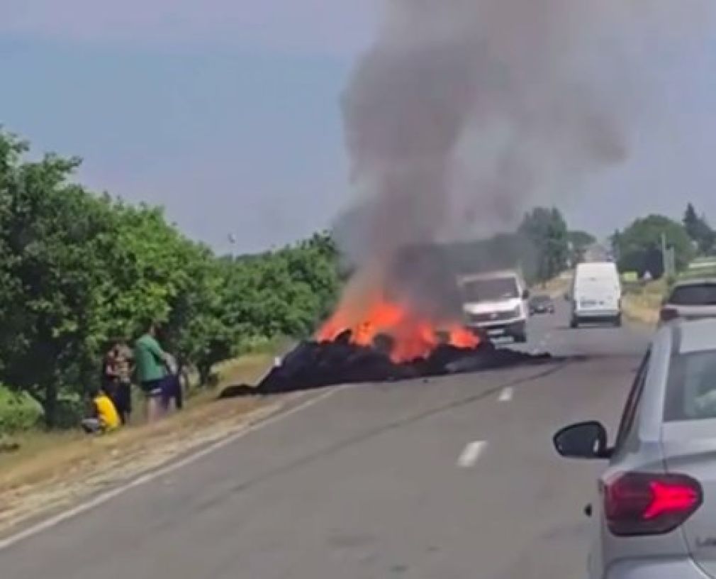 Un camion cu baloți, mistuit de flăcări