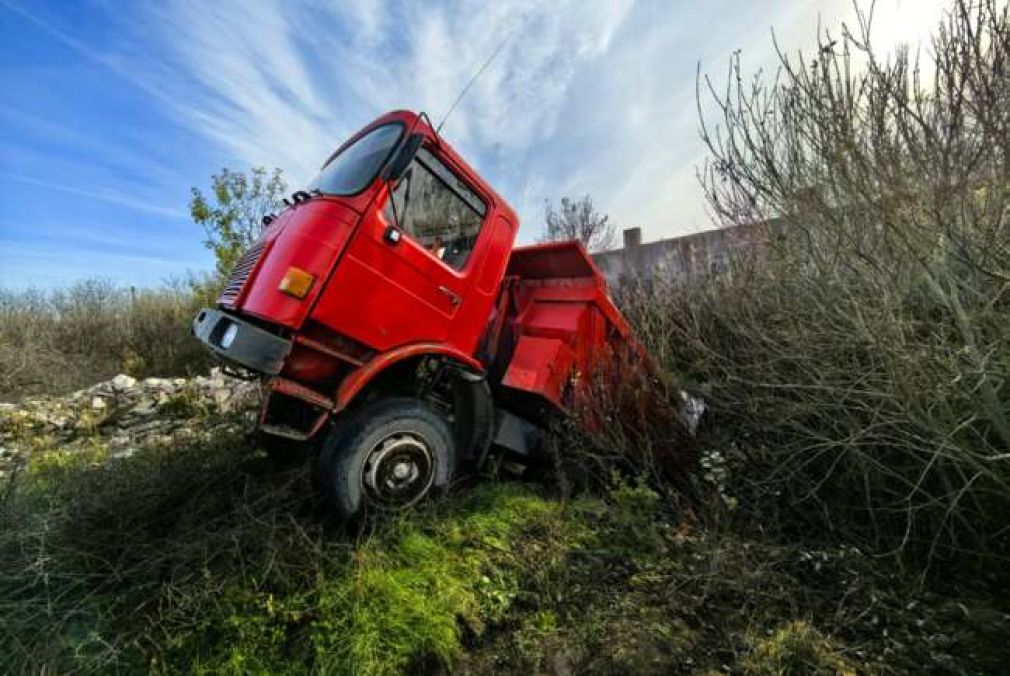 Un camion a căzut în groapa unde aruncat ilegal mizerie. L-au scos cu macaraua