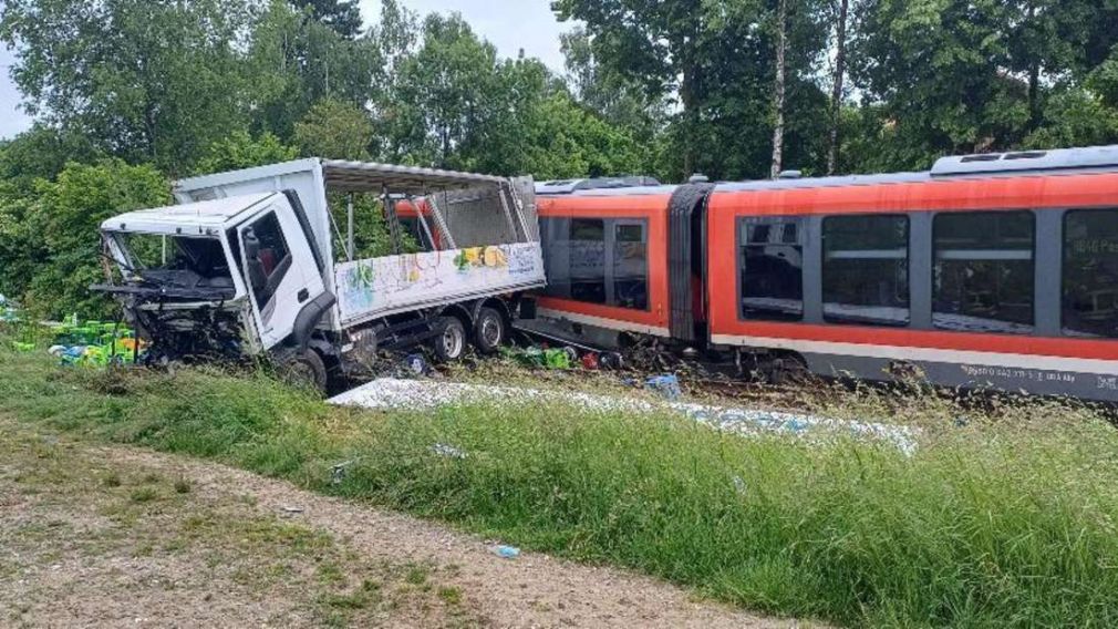 Coliziune dramatică între un camion și un tren: 10 răniți