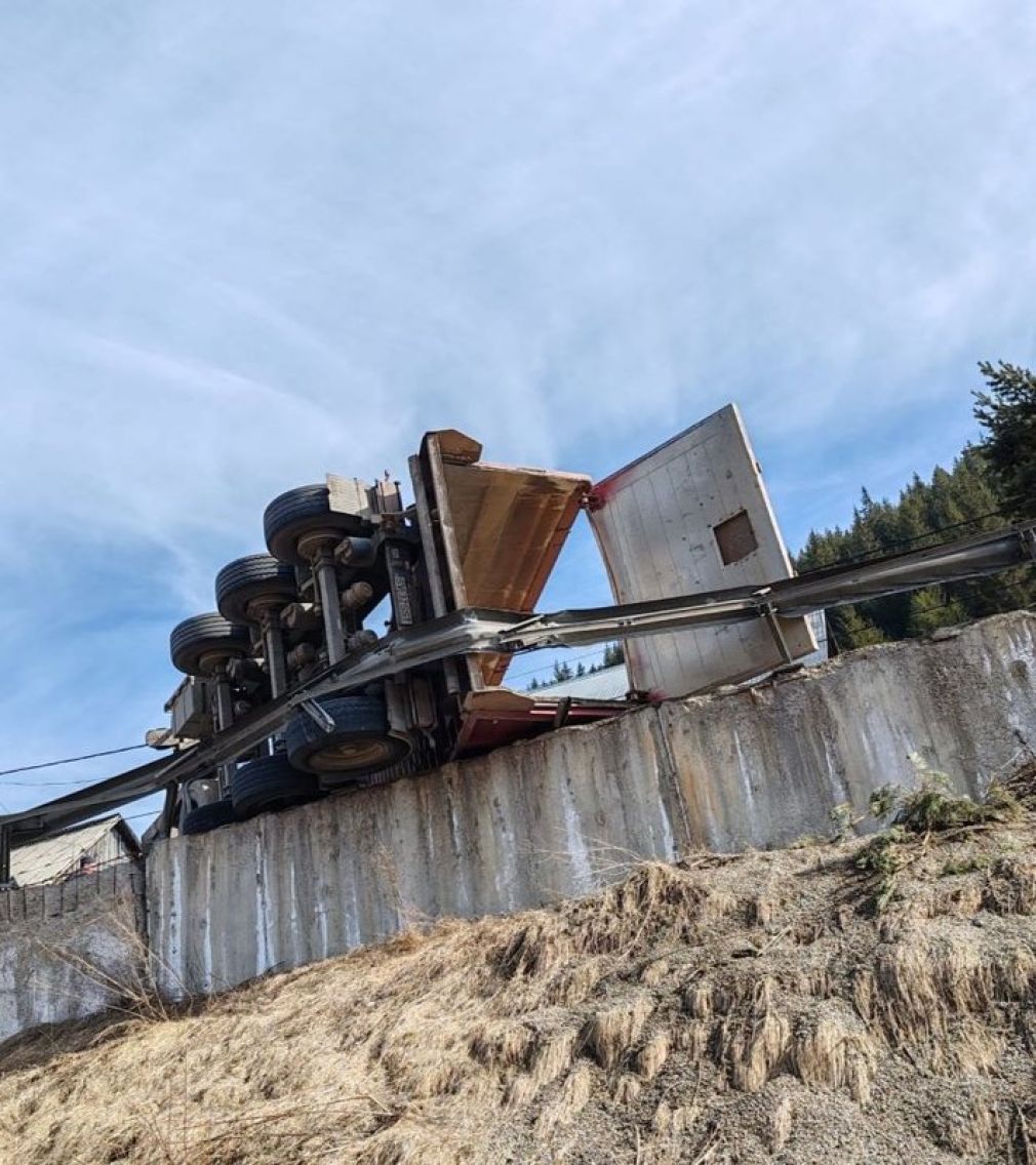 Camion răsturnat în Suceava