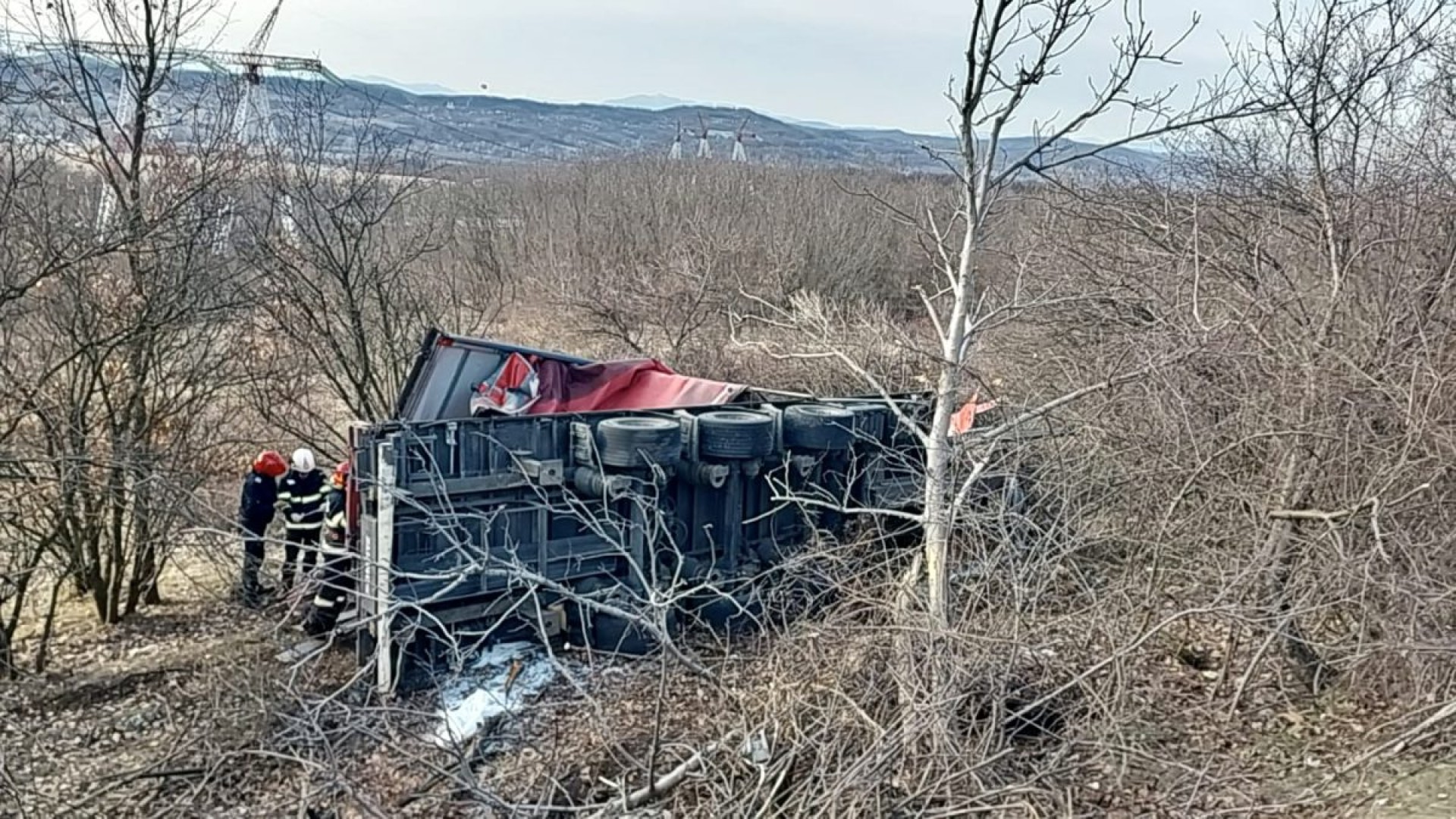 Un camion s-a răsturnat pe Dealul Negru