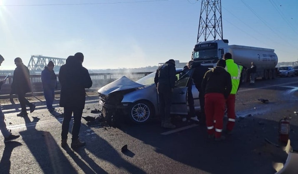 Accident rutier pe podul de la Ovidiu între un autoturism și un camion