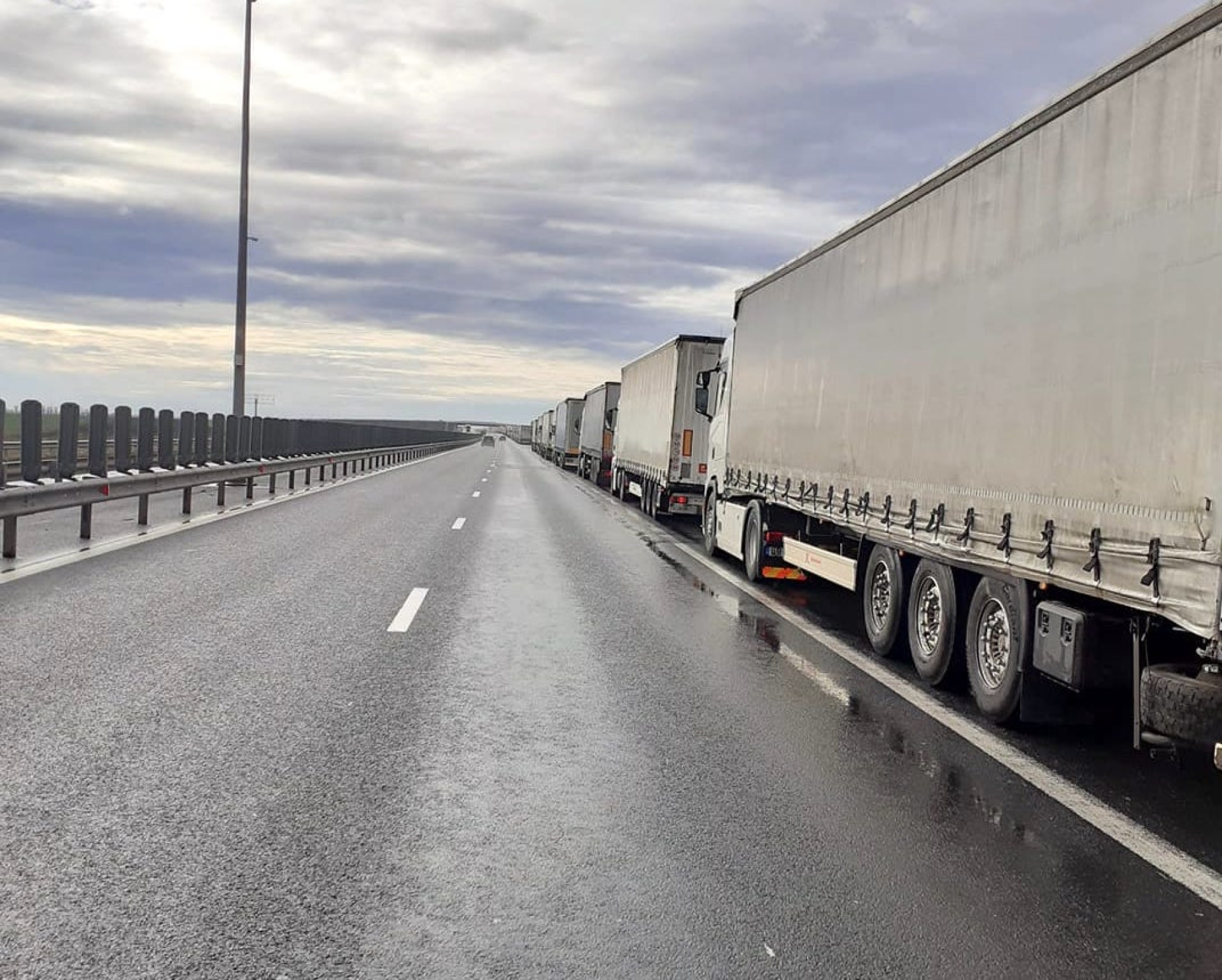 Coloane imense de camioane la granița cu Ungaria. Care e explicația