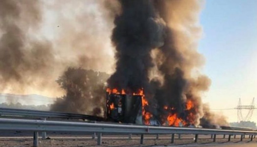 Camion în flăcări pe autostrada Sibiu – Deva în urma unui accident